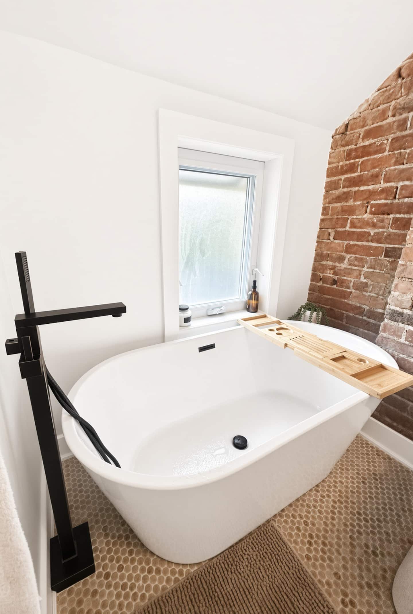 The Argyle House – bathroom – soaker tub
